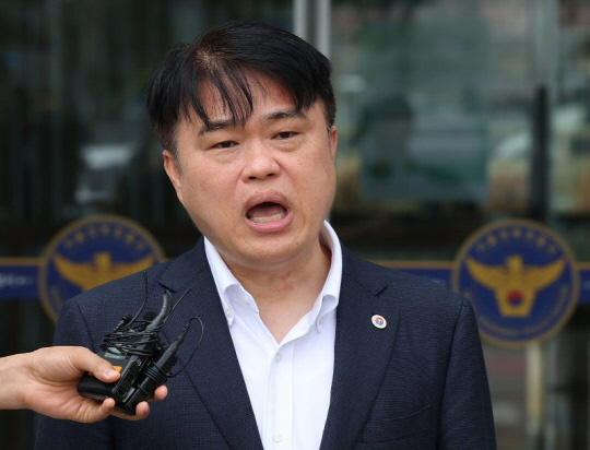 임현택 대한의사협회 회장이 지난 9월 21일 서울 성북경찰서에서 의료계 집단행동에 동참하지 않는 의사 명단을 작성·게재한 혐의로 구속된 사직 전공의를 면담한 뒤 취재진의 질문에 답하고 있다. [연합뉴스]